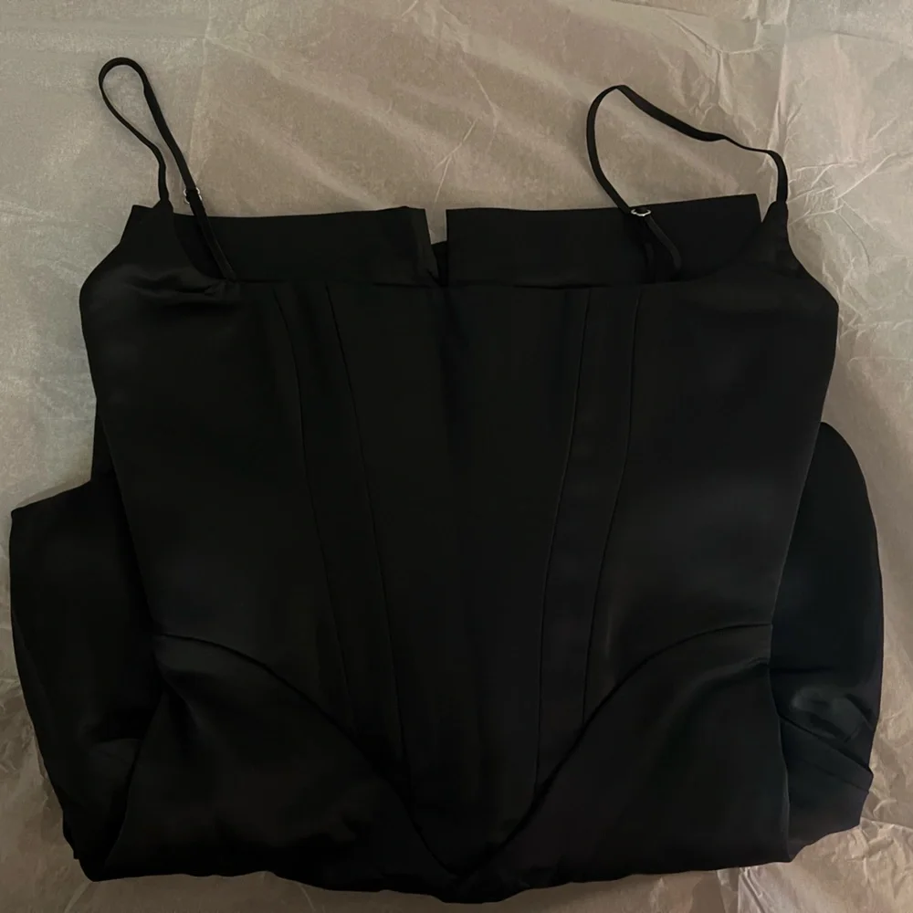 HOUSE OF CB 'Anais' Black Satin Pointed Corset Midi Dress - Picture 6 of 11